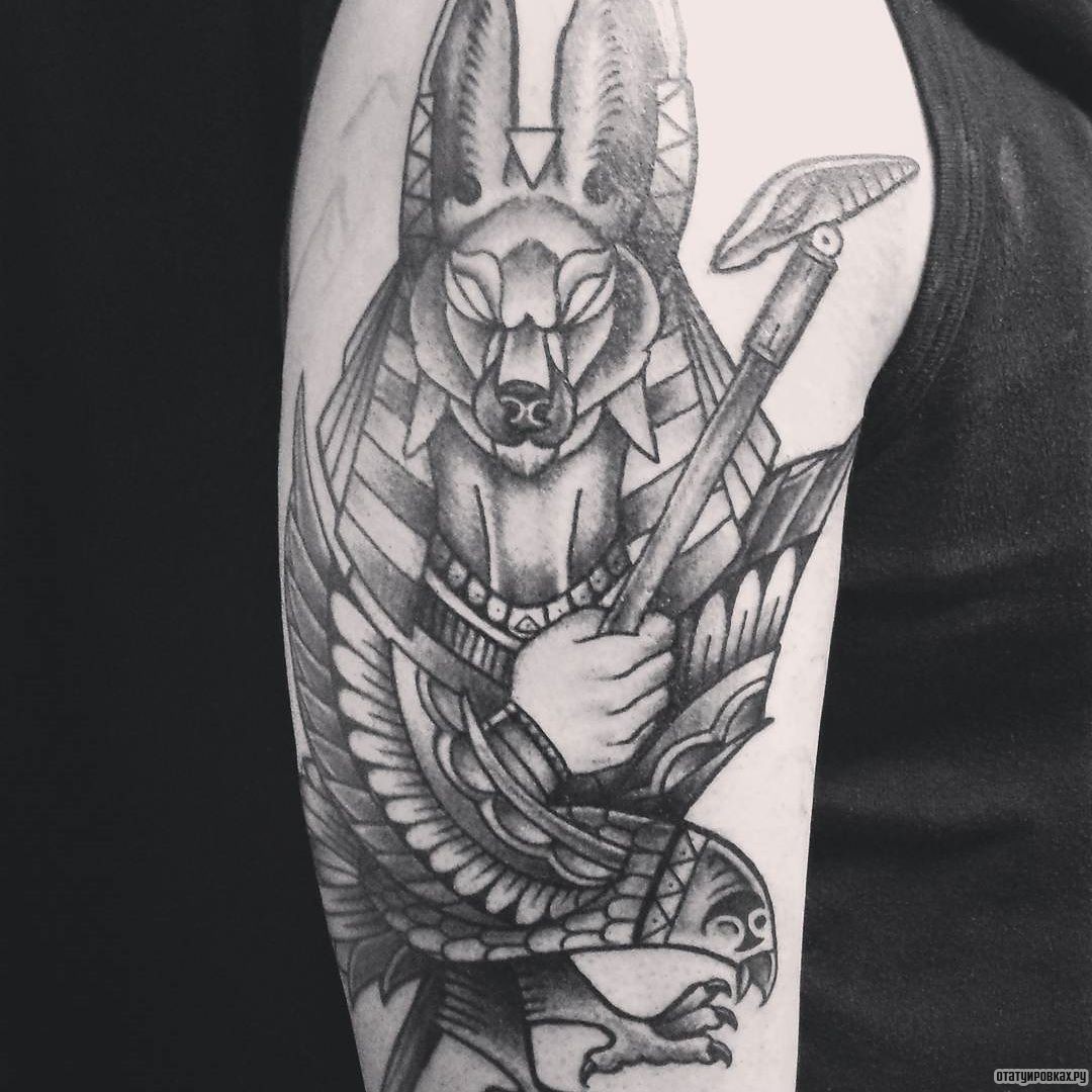 Фотография татуировки под названием «Анубис и птица»