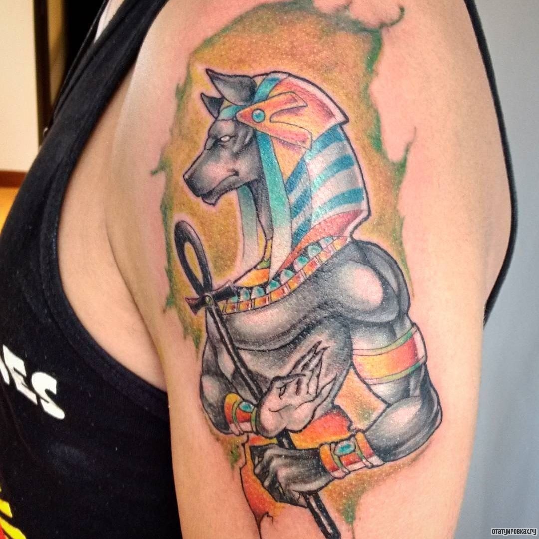 Фотография татуировки под названием «Анубис с посохом»