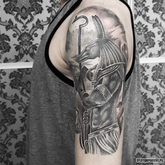 Фотография татуировки под названием «Анубис с крюком»