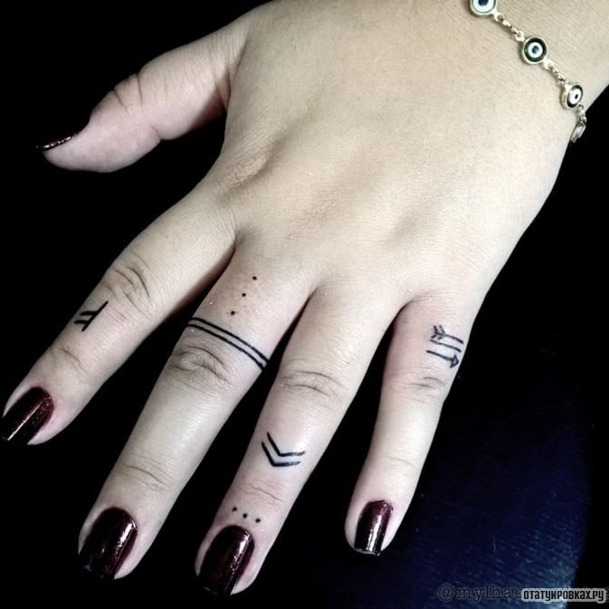 Фотография татуировки под названием «Руны с кольцом»