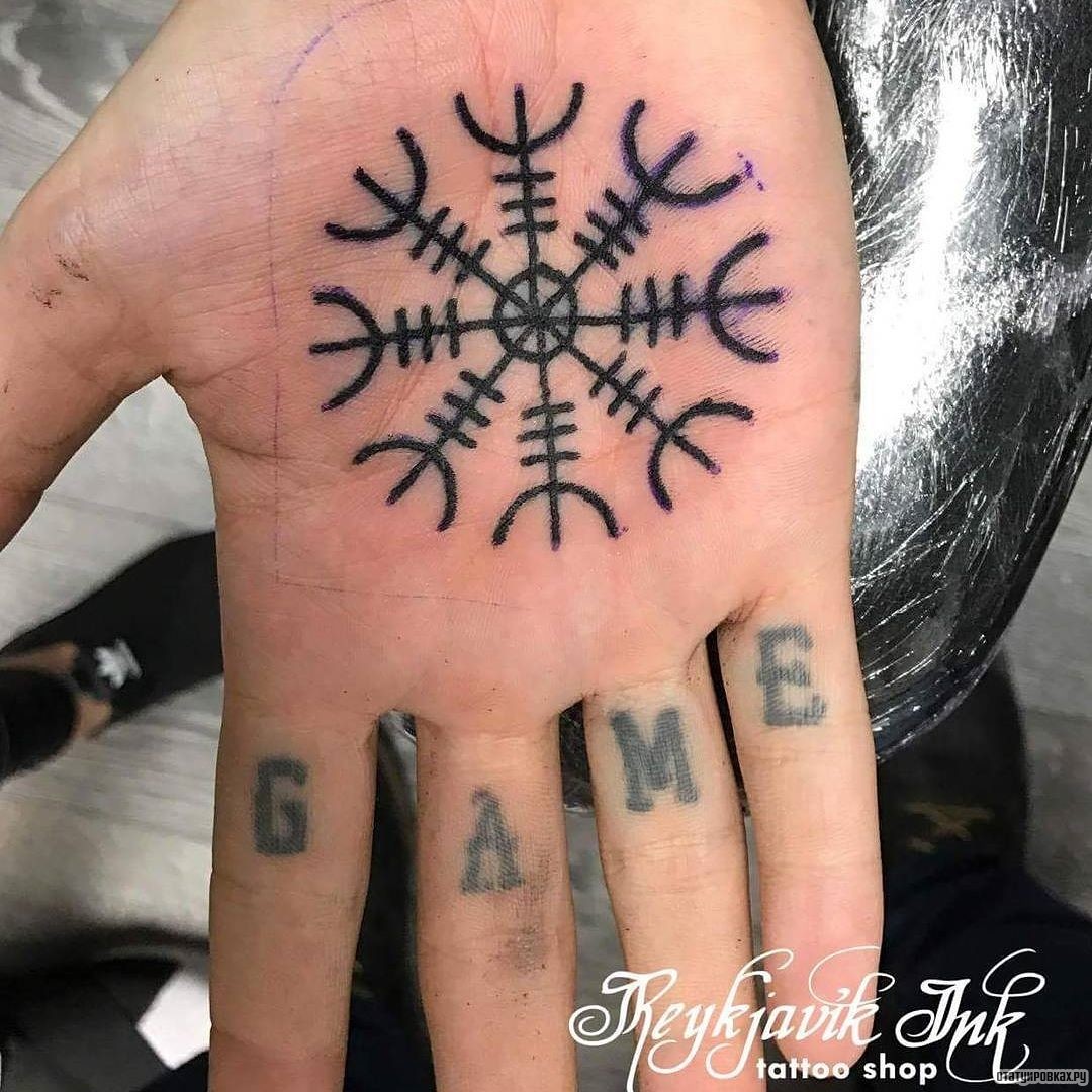 Фотография татуировки под названием «Руны и надпись game»