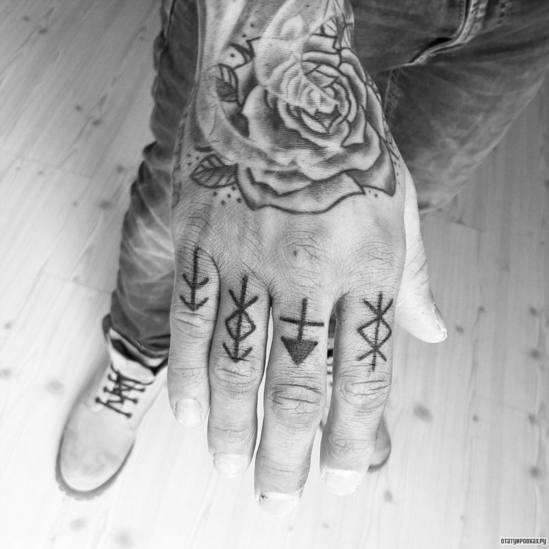 Фотография татуировки под названием «Руны с розой»