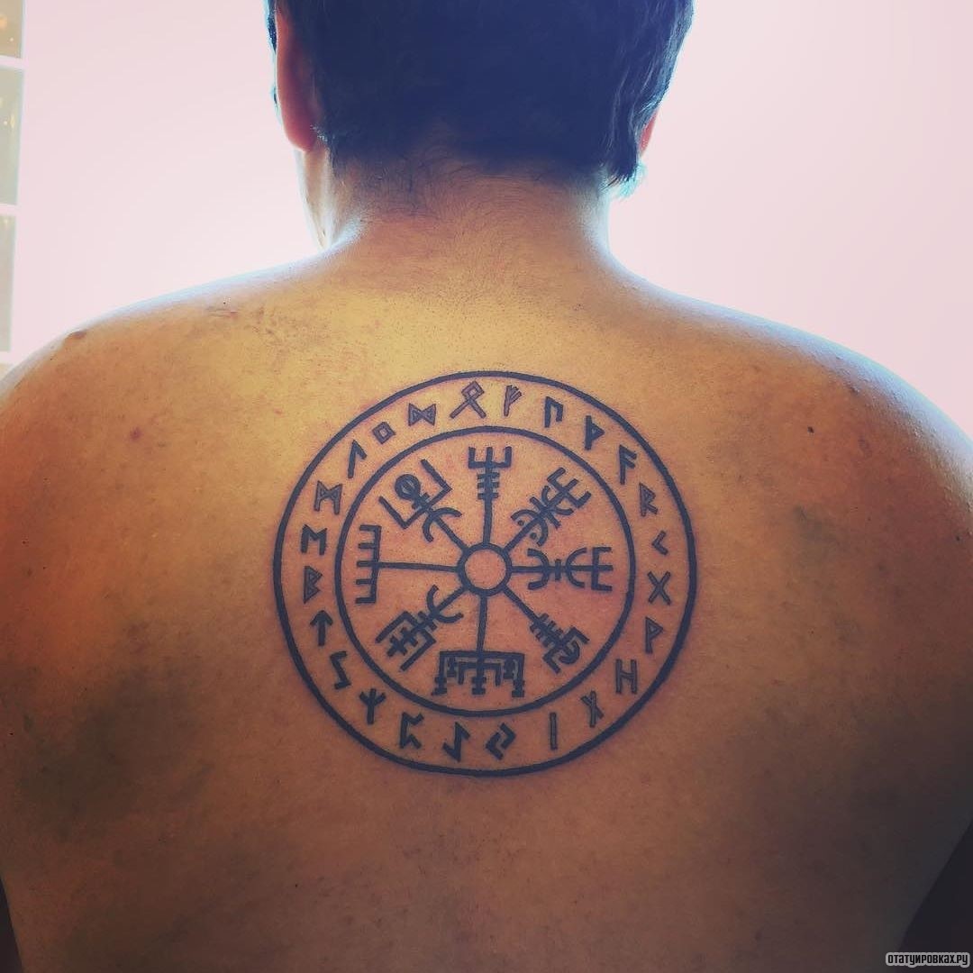 Фотография татуировки под названием «Руны чб»