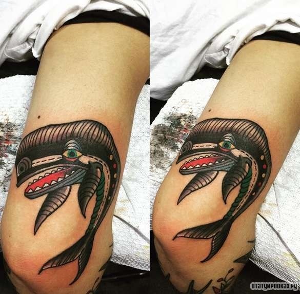 Фотография татуировки под названием «Черный кит»