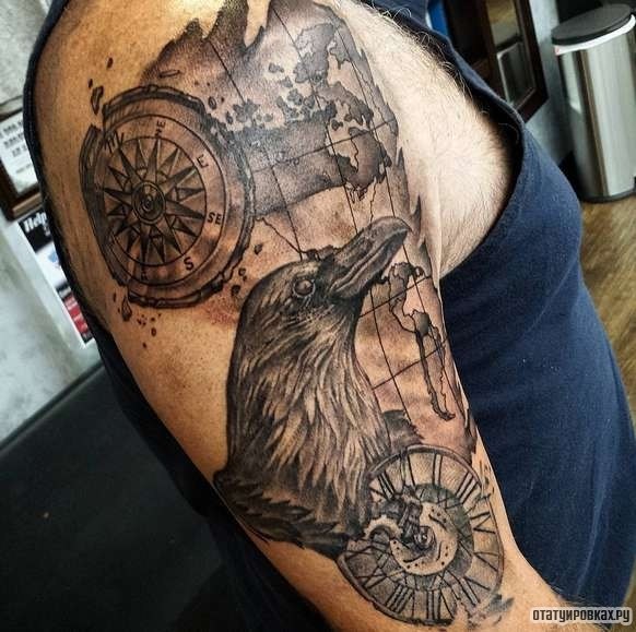 Фотография татуировки под названием «Ворон с часами»