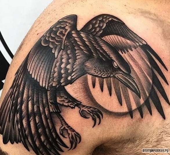 Фотография татуировки под названием «Ворон на фоне луны»