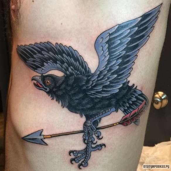 Фотография татуировки под названием «Ворон со стрелой»