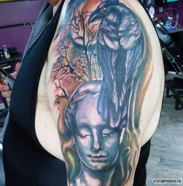 Фотография татуировки под названием «Ворон с девушкой»