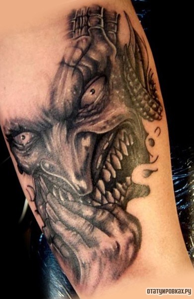 Фотография татуировки под названием «Демон потирает руки»