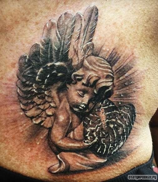 Фотография татуировки под названием «Ангелок с сердцем в руках»