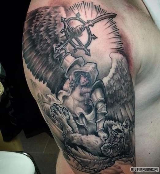 Фотография татуировки под названием «Ангел убивает дьявола»