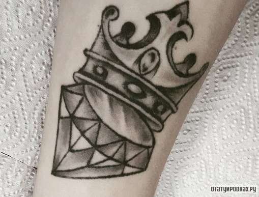 Фотография татуировки под названием «Алмаз в короне»
