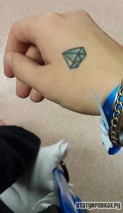 Фотография татуировки под названием «Маленький алмаз»