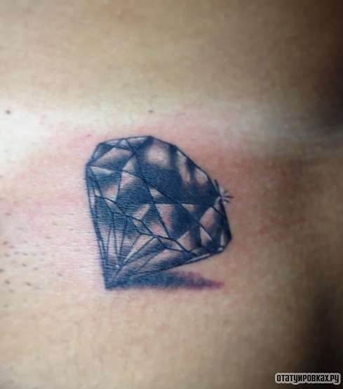 Фотография татуировки под названием «Алмаз с тенью»