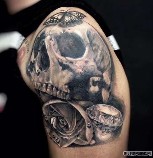 Фотография татуировки под названием «Алмаз с черепом, бабочкой и розой»