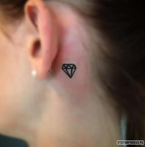 Фотография татуировки под названием «Алмаз за ухом»