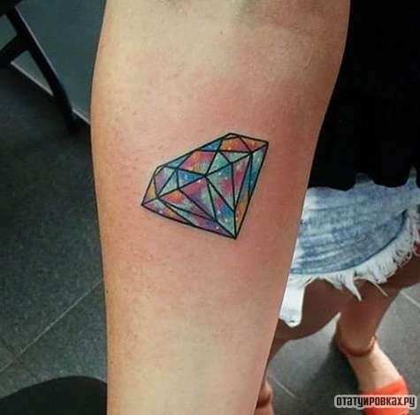Фотография татуировки под названием «Алмаз с разными цветами»