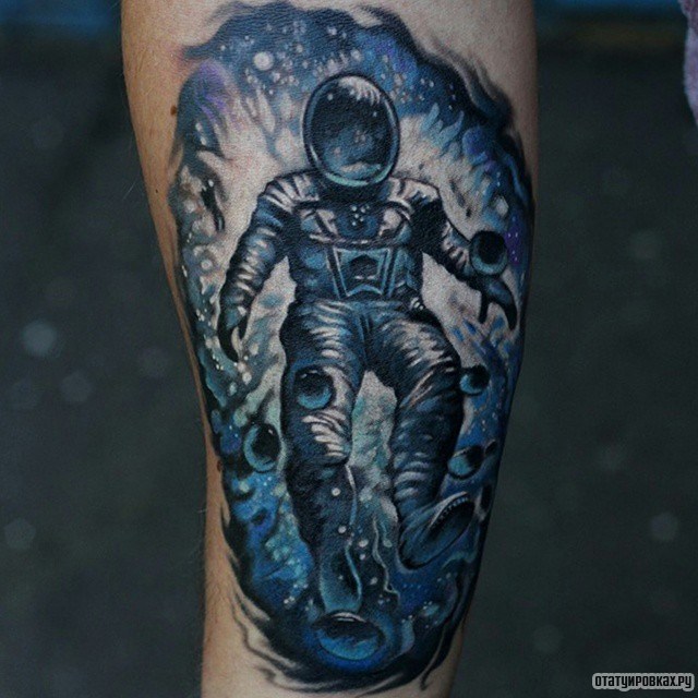 Фотография татуировки под названием «Космонавт в голубом цвете»