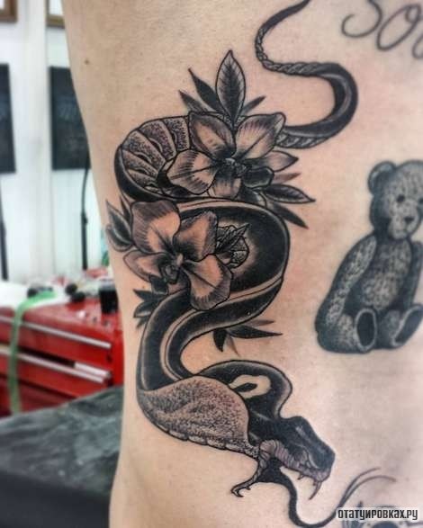 Фотография татуировки под названием «Кобра ползет среди цветов»