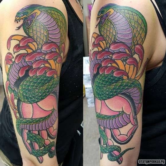 Фотография татуировки под названием «Кобра с цветком лотоса»