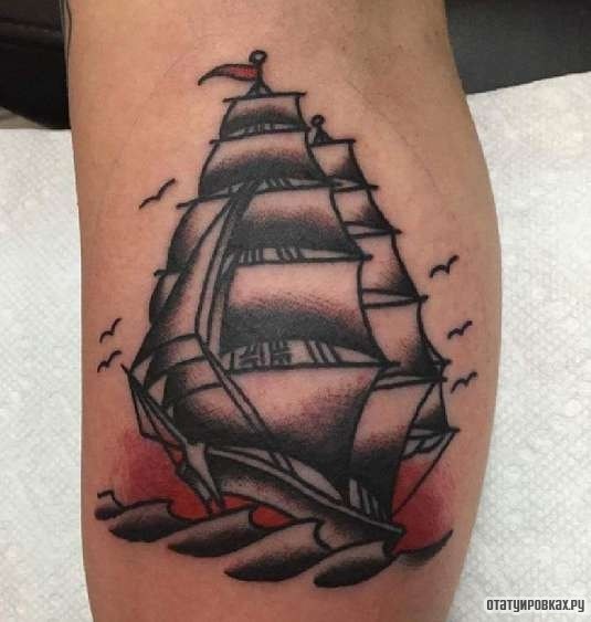 Фотография татуировки под названием «Корабль на красном фоне»