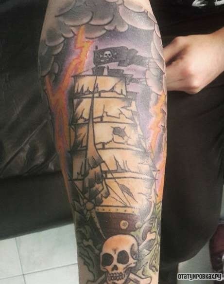 Фотография татуировки под названием «Пиратский корабль в волнах»