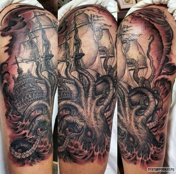 Фотография татуировки под названием «Корабль с осьминогом»