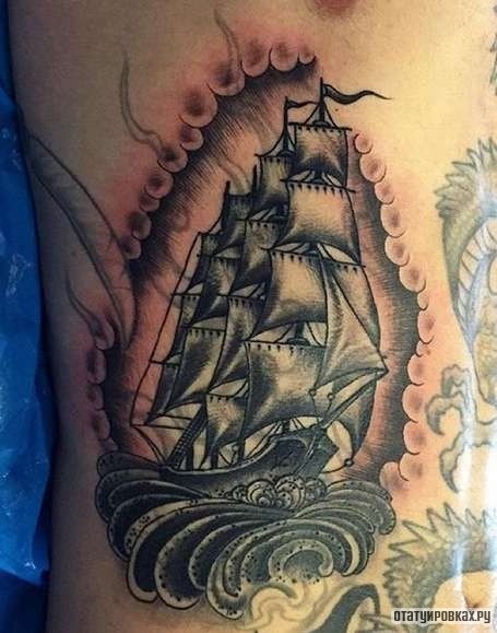 Фотография татуировки под названием «Корабль и волны»