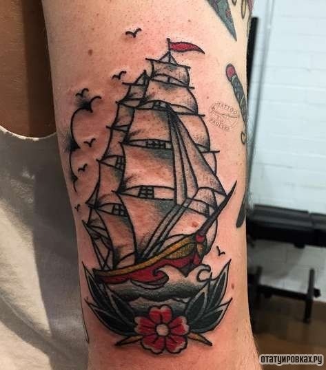 Фотография татуировки под названием «Корабль с цветком»