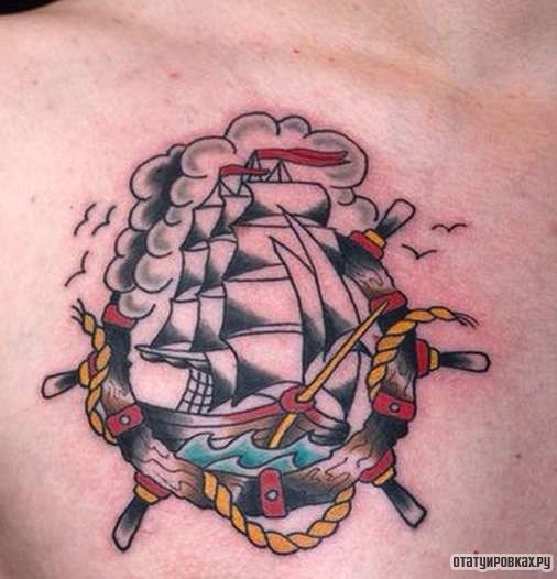 Фотография татуировки под названием «Корабль, волны, штурвал»