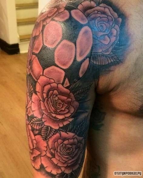 Фотография татуировки под названием «Мяч с розами»