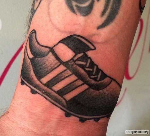Фотография татуировки под названием «Футбольная бутса»