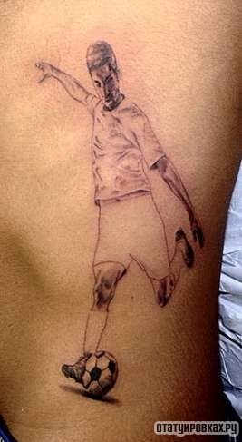 Фотография татуировки под названием «Футболист пинает мяч»