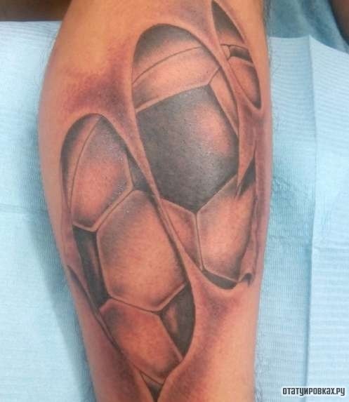 Фотография татуировки под названием «Мяч под кожей»