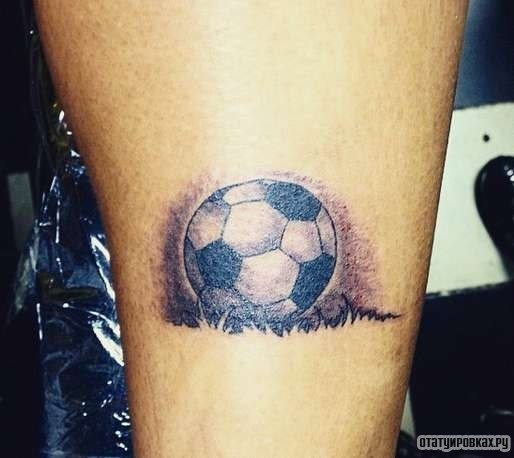 Фотография татуировки под названием «Мяч на траве»