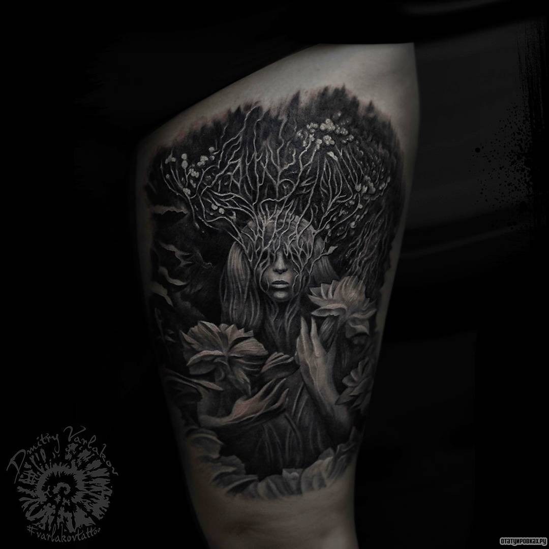 Фотография татуировки под названием «Девушка-дерево с цветами в руках»