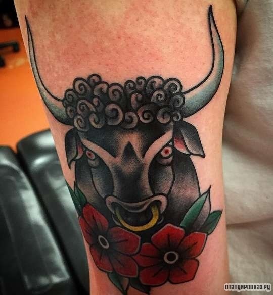 Фотография татуировки под названием «Бык с цветами»