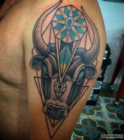 Фотография татуировки под названием «Голова быка с голубыми узорами»