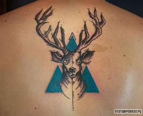Фотография татуировки под названием «Олень с треугольниками»