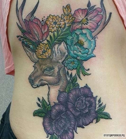Фотография татуировки под названием «Олень с разноцветными цветами»