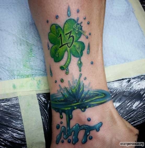 Фотография татуировки под названием «Клевер, чило 13 и брызги»
