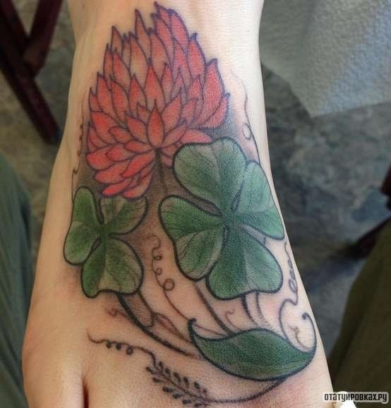 Фотография татуировки под названием «Клевер с лотосом»