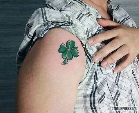 Фотография татуировки под названием «Листок клевера»
