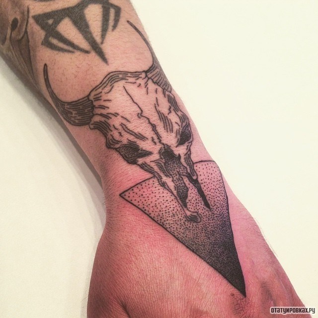 Фотография татуировки под названием «Череп животного с треугольником»