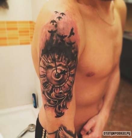 Фотография татуировки под названием «Часы с птицами»