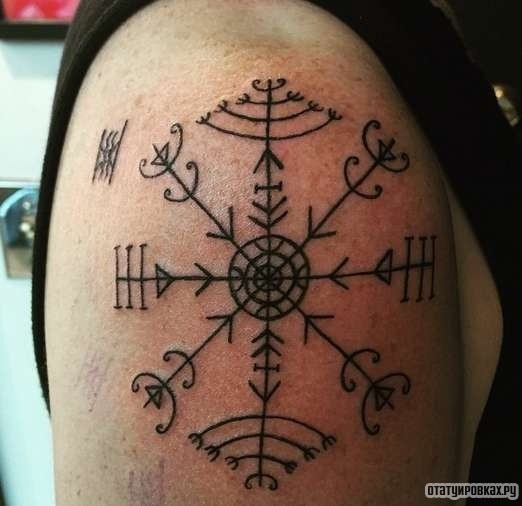Фотография татуировки под названием «Узор с рунами»
