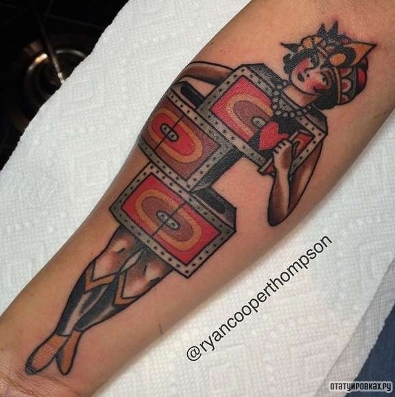 Фотография татуировки под названием «Девушка - фокусник»