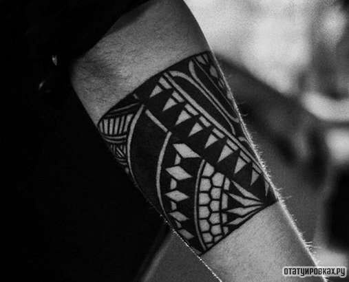 Фотография татуировки под названием «Черный узор»