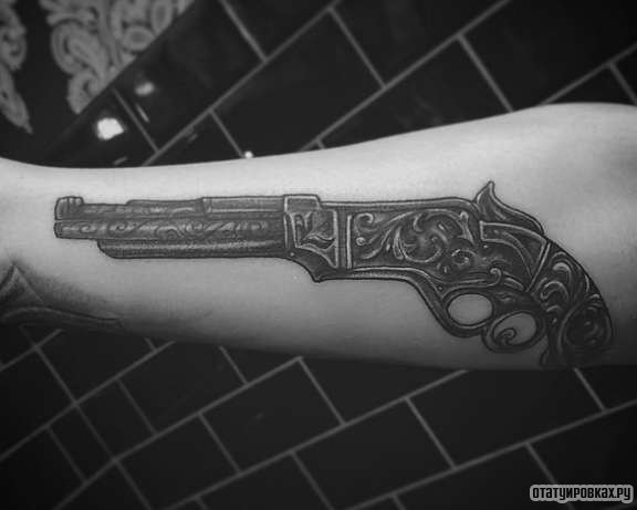 Фотография татуировки под названием «Древний пистолет»