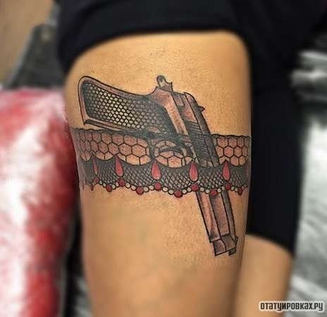 Фотография татуировки под названием «Пистолет в подвязке»